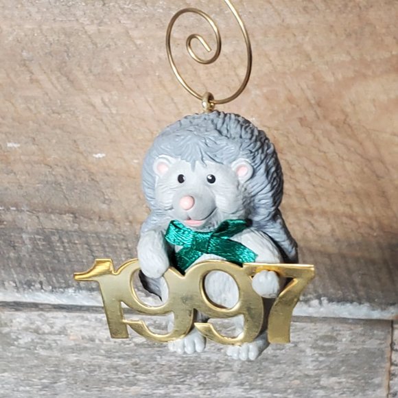 1997 Hallmark Keepsake Ornament - Fabulous Decade - Hedgehog - Picture 7 of 7